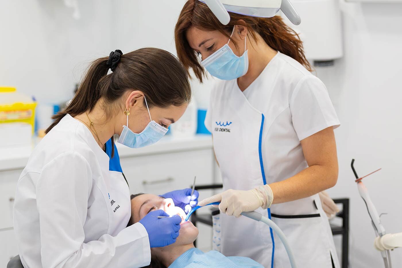 Equipo IGB Dental revisa paciente
