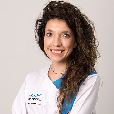 Implantes y dientes fijos en un día