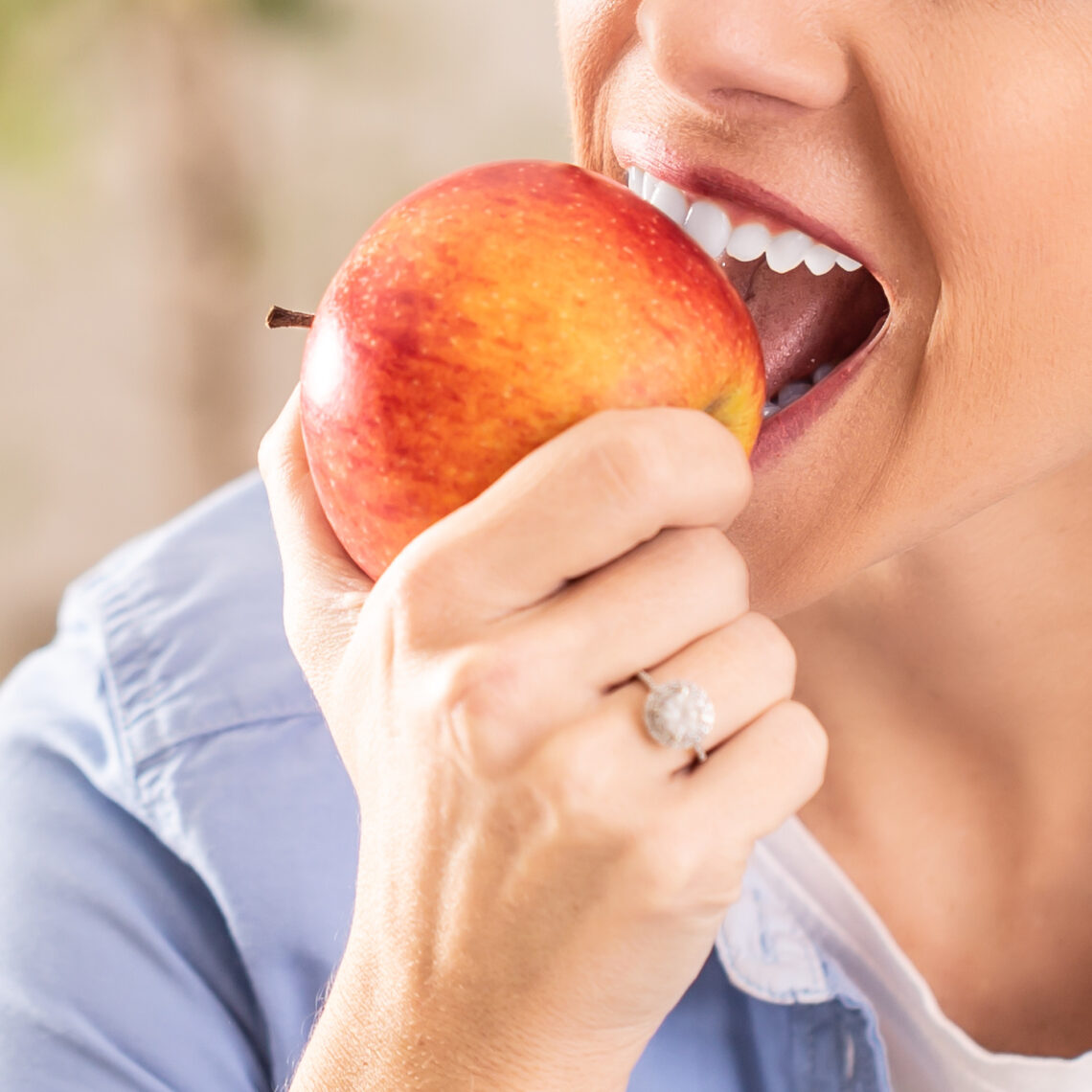 Más allá del cepillado: 9 Alimentos para unos Dientes Perfectos
