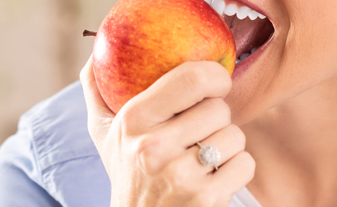 Más allá del cepillado: 9 Alimentos para unos Dientes Perfectos