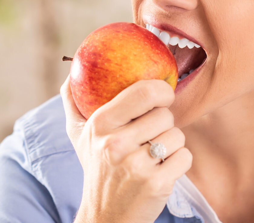 Más allá del cepillado: 9 Alimentos para unos Dientes Perfectos
